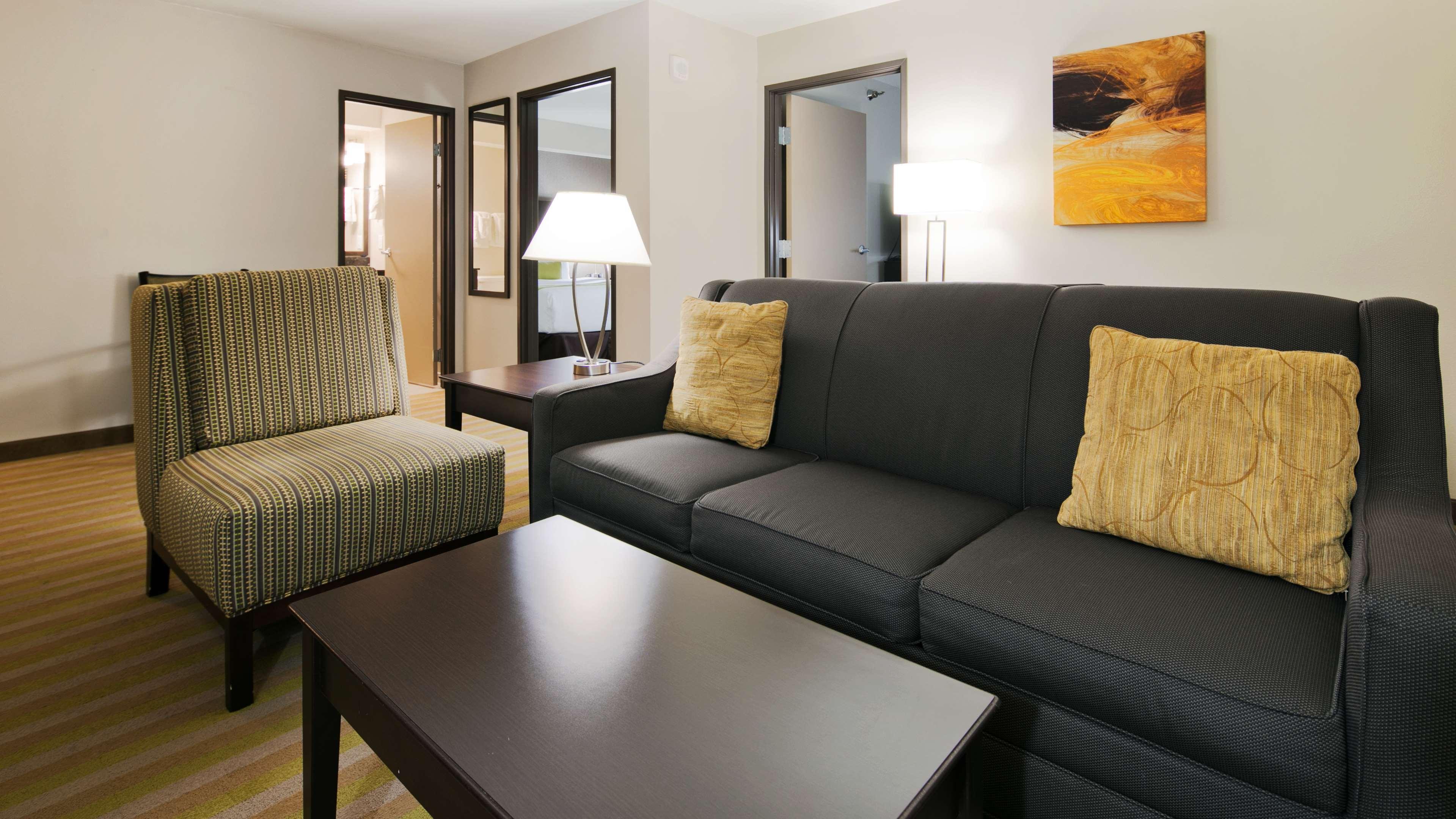 Best Western Harvest Inn & Suites Grand Forks Exterior photo